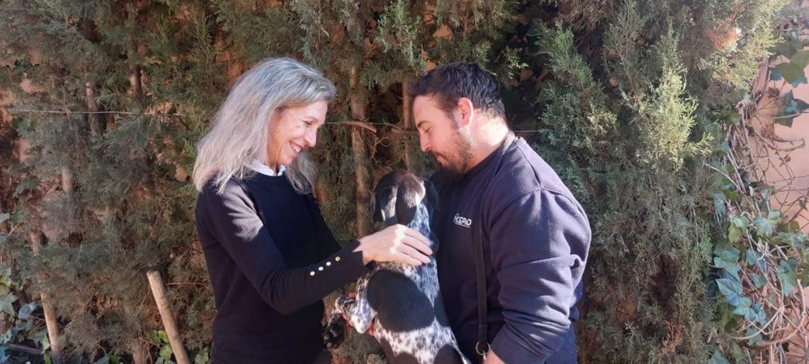 La alcaldesa y la concejala de Medio Ambiente visitan a los perros acogidos en Natura Parc