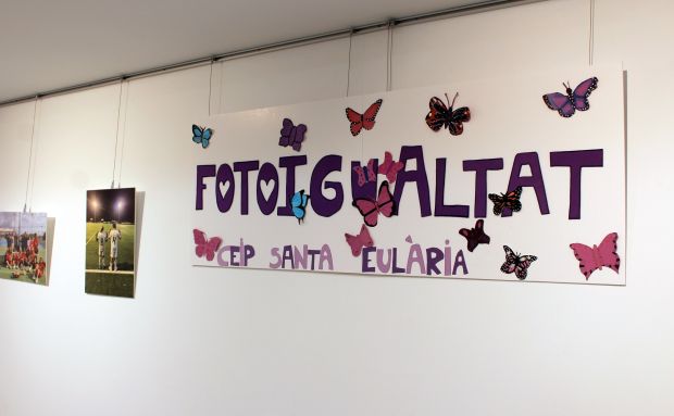 La Sala Sant Jaume 72 acoge un centenar de fotografías y carteles sobre igualdad de los alumnos del colegio Santa Eulària