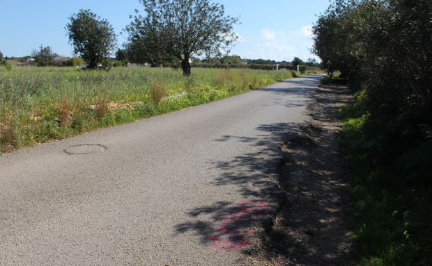 Inicio del asfaltado para la mejora de la seguridad del camino de Ca Pep Salvador que une las carreteras de Sant Carles y es Canar