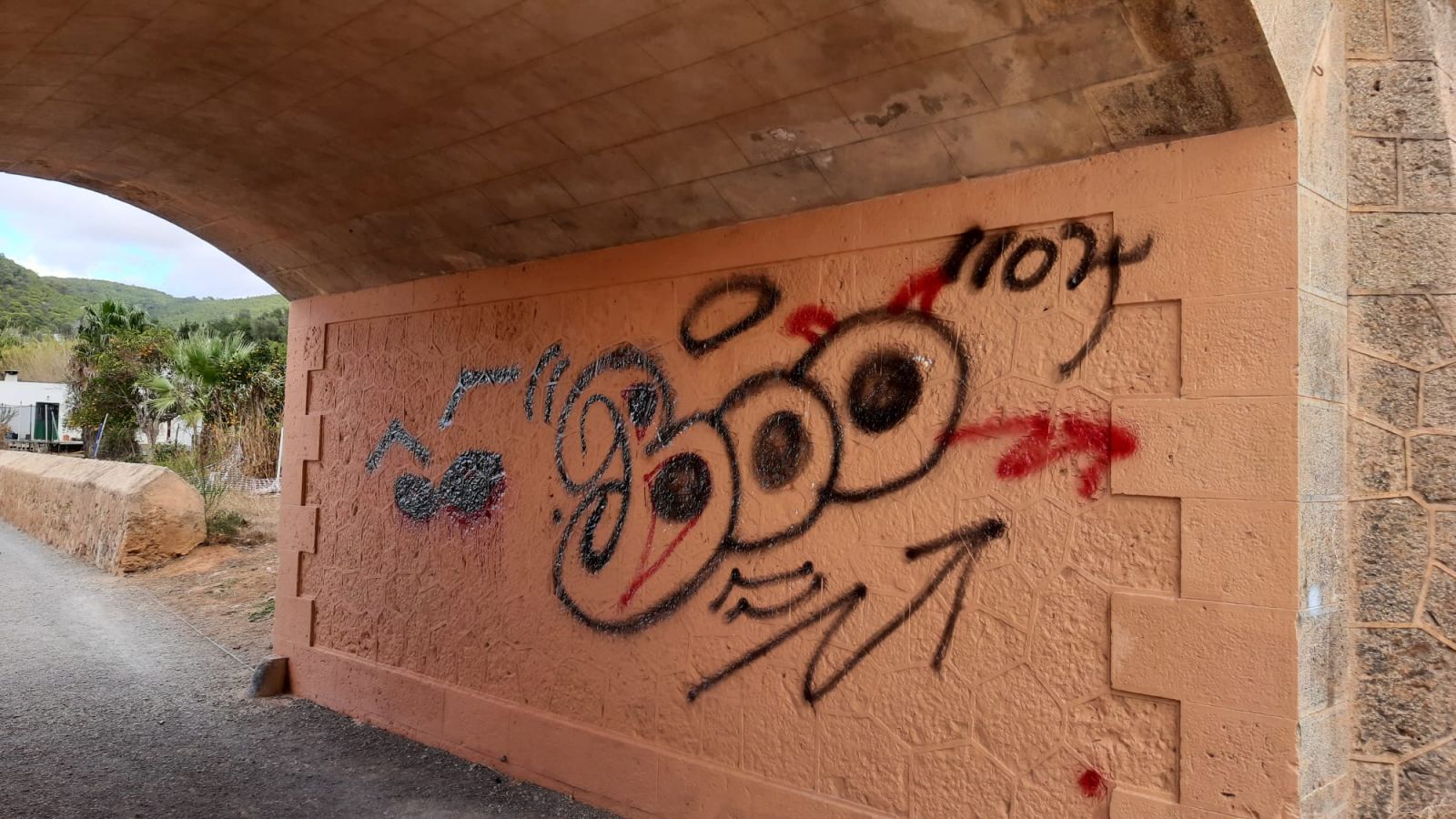 El Ayuntamiento solicita la ayuda ciudadana para combatir los grafitis que dañan el patrimonio y suponen cada año unos 10.000 euros en limpiezas extraordinarias
