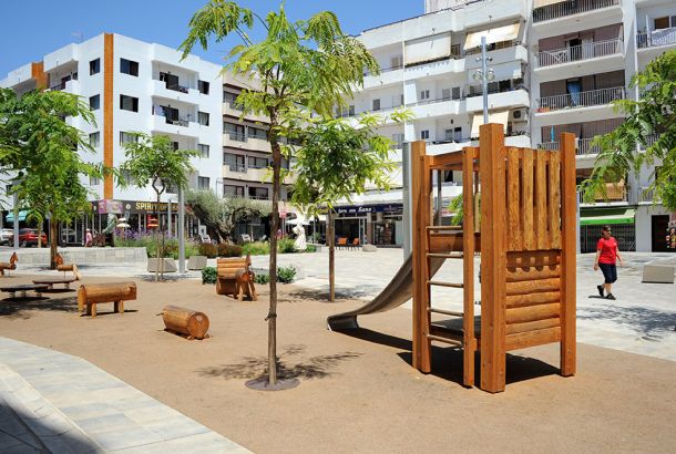 Children’s playground and Plaza del Cañón