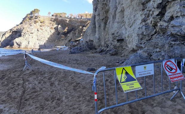 Vallada parte de la playa de s’Aigua Blanca para garantizar la seguridad por el riesgo de desprendimientos