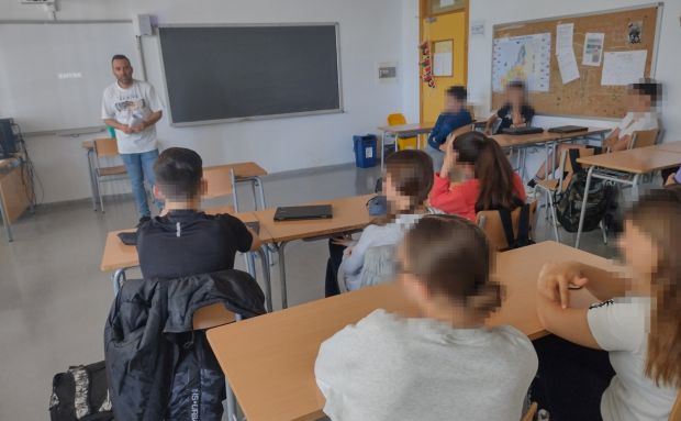 Alrededor de 150 alumnos reciben claves para combatir el acoso escolar gracias al departamento de Policía Tutor del Ayuntamiento de Santa Eulària des Riu
