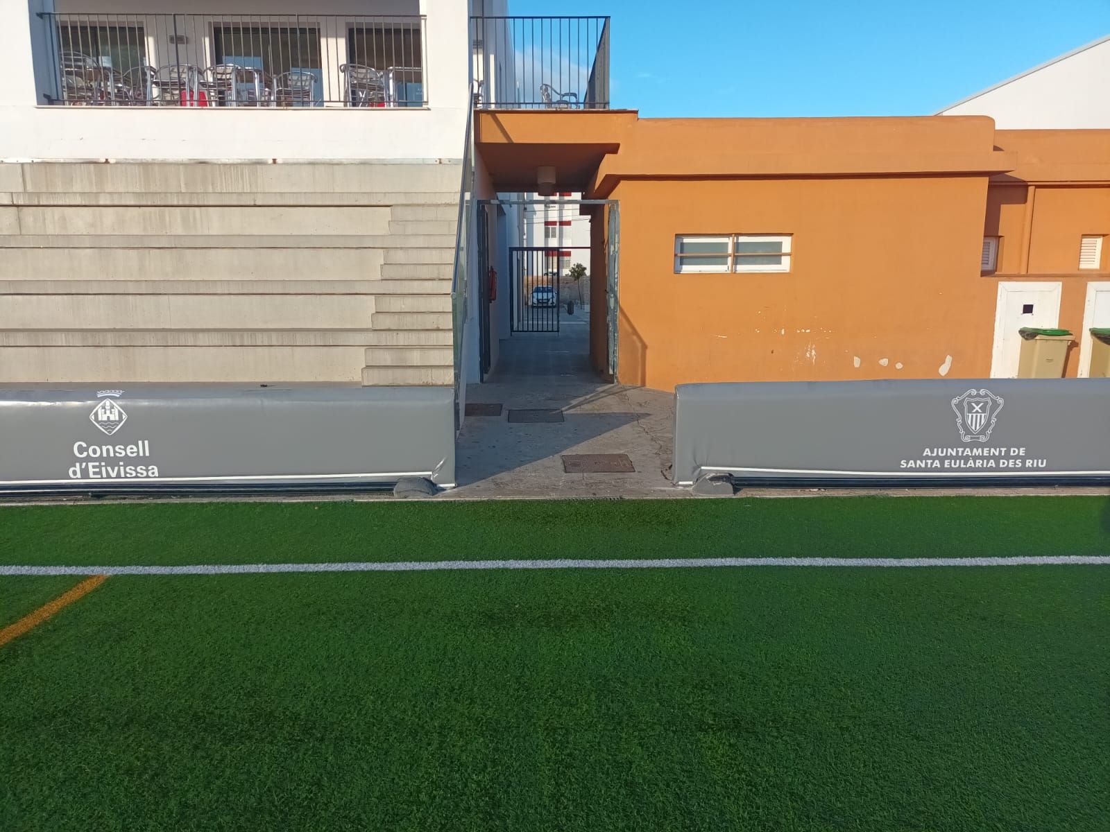 Finalitza la instal·lació de proteccions al camp de futbol des Puig d'en Valls per a evitar lesions greus
