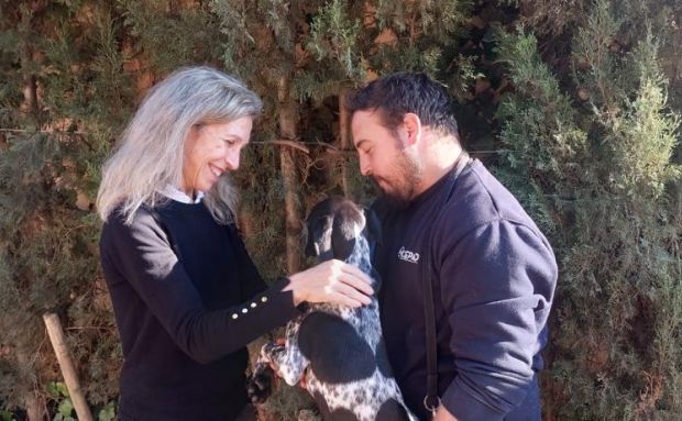 La alcaldesa y la concejala de Medio Ambiente visitan a los perros acogidos en Natura Parc