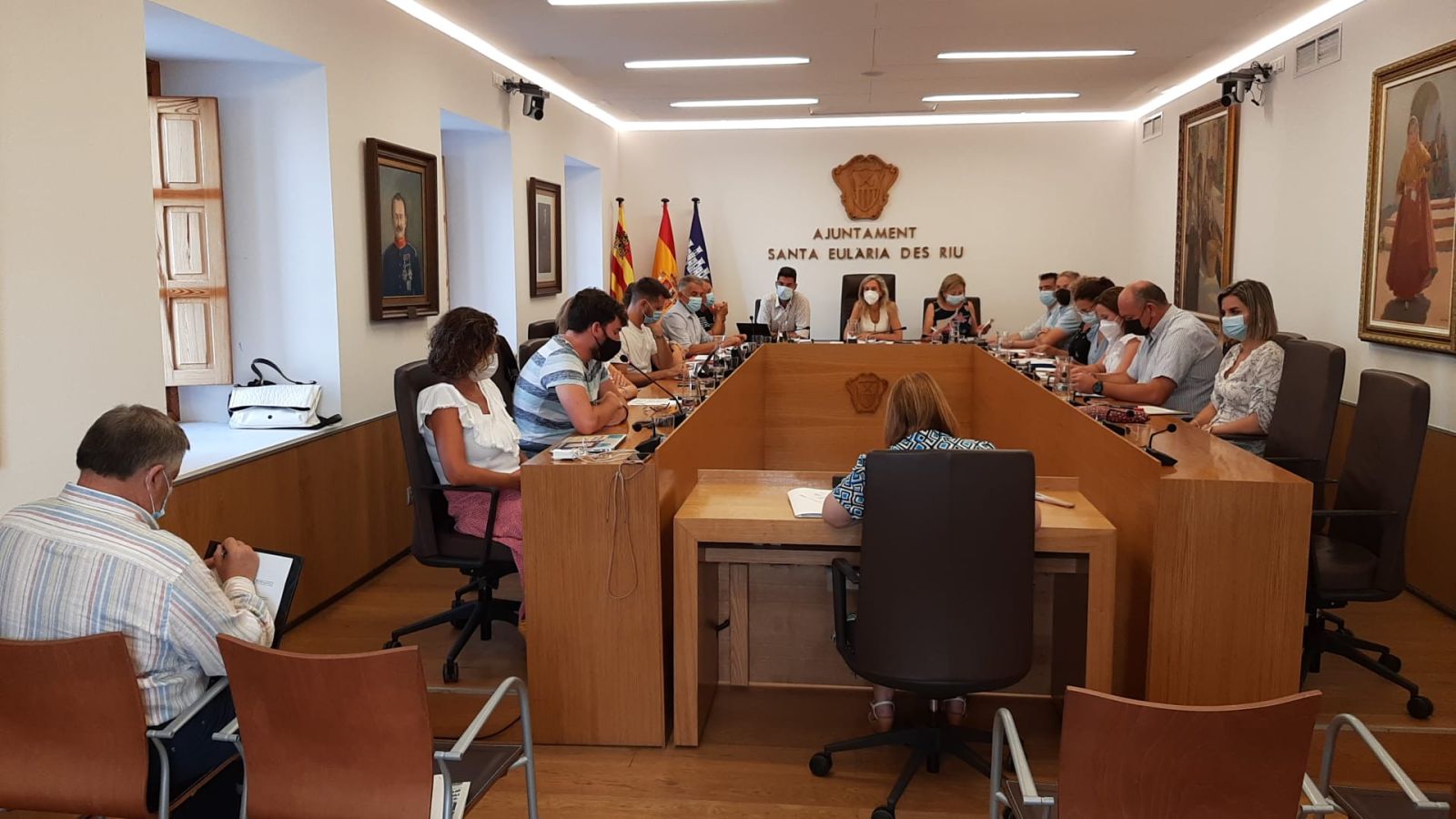El Pleno de Santa Eulària des Riu aprueba reclamar a Educació que ejecute las mejoras comprometidas en los colegios e institutos del municipio