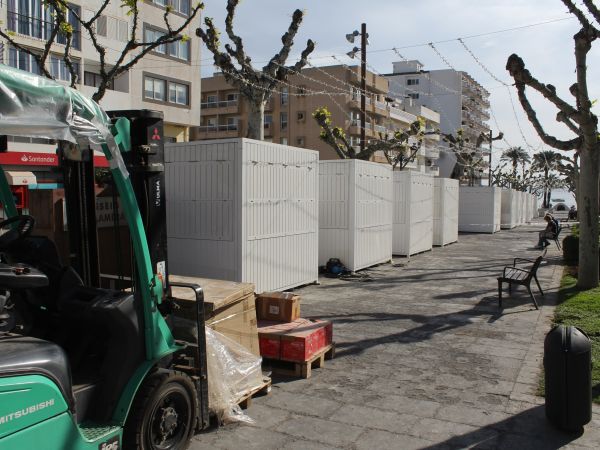 Instalación de las nuevas casetas desmontables del mercadillo de s’Alamera, parte del proyecto de dinamización económica de creación de un Centro Comercial Abierto en Santa Eulària