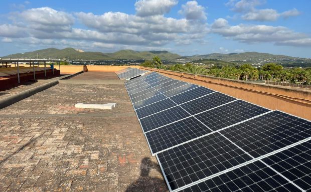 Finaliza la instalación de 84 paneles solares en el colegio de Jesús de que evitarán la emisión de 12 toneladas de C02 al año, cifra equivalente a lo que absorben 560 árboles
