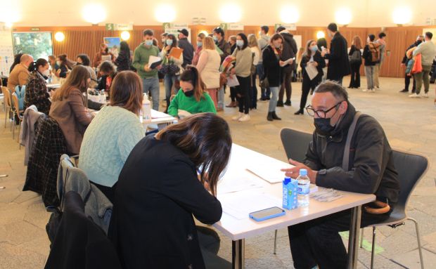 La feria de empleo Santa Eulària Se n’Ocupa inicia las entrevistas de trabajo exprés con más de 1.100 candidatos inscritos