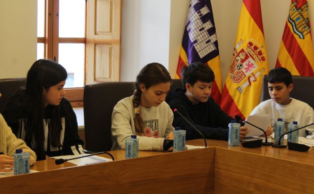 El medi ambient i el benestar de les persones centren el plenari infantil i juvenil de Santa Eulària