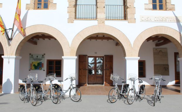 El Ayuntamiento de Santa Eulària des Riu cede bicicletas a sus trabajadores para que puedan desplazarse de forma más ecológica y saludable