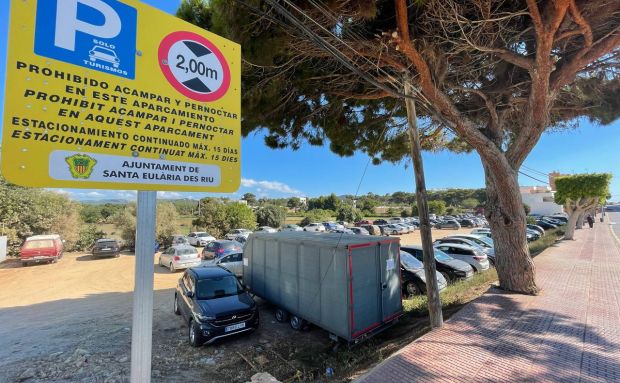 El Ayuntamiento ejecuta obras por valor de 200.000 euros, alquila un terreno para construir un parque infantil y abre tres estacionamientos disuasorios gratuitos en es Canar