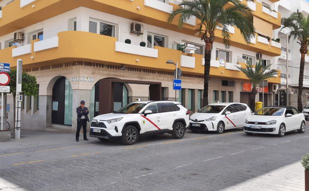 El Ayuntamiento de Santa Eulària des Riu adelanta el inicio de los taxis estacionales al 1 de mayo al aumentar la demanda de servicios y ante las buenas perspectivas turísticas