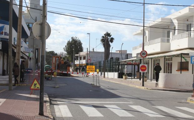 Se inicia la renovación de dos tramos de colector de aguas residuales de la avenida Punta Arabí en es Canar