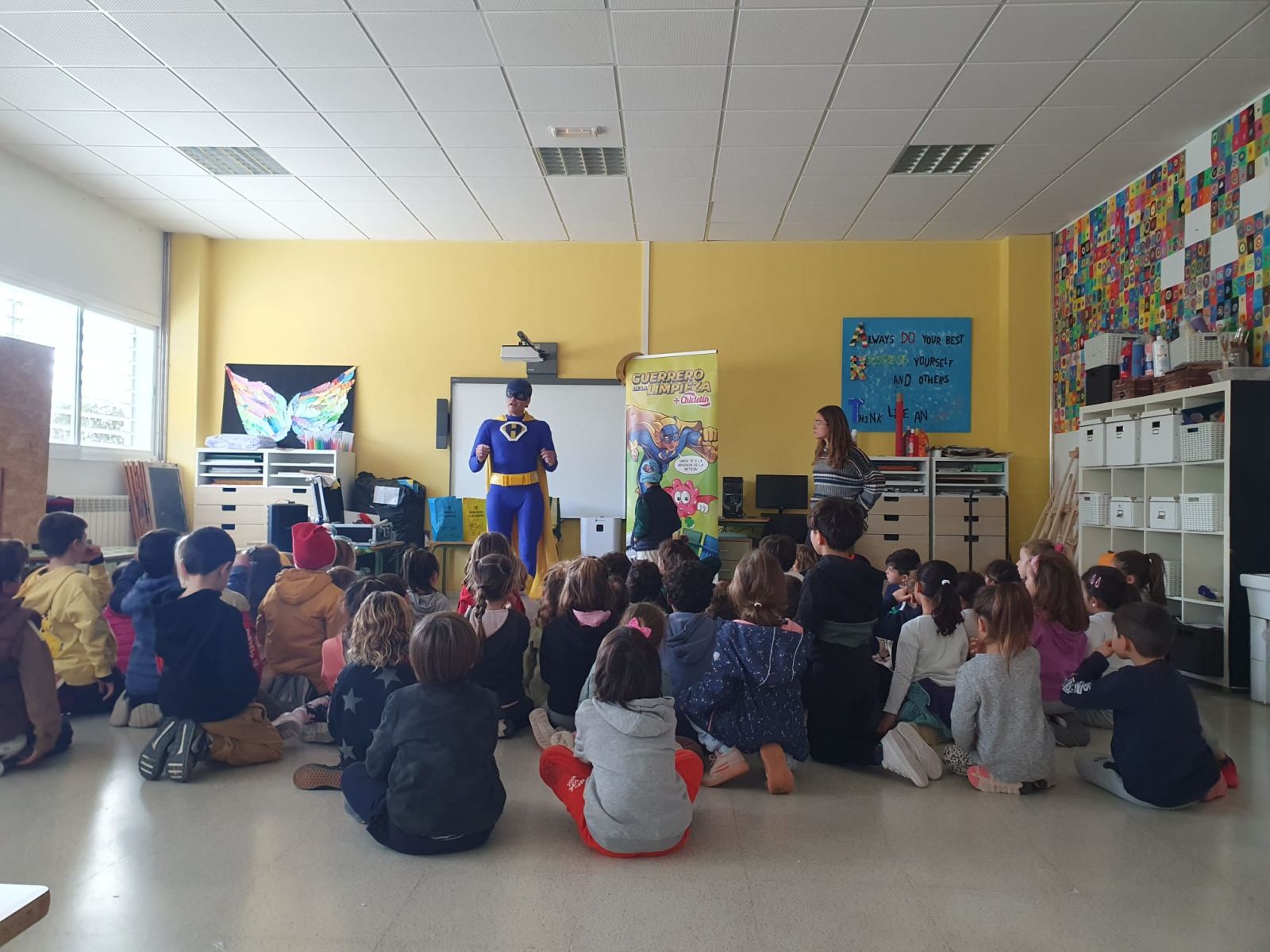 600 alumnos de Infantil y Primaria de los públicos de Santa Eulària des Riu reciben al Guerrero de la Limpieza