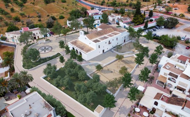 The proposal of pedestrianization of Sant Carles includes a great cistern for the use of regenerated water, shaded areas and  a large square for the ‘ball pagès’
