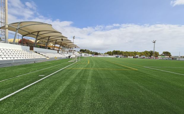 Acaba la sustitución del césped artificial del campo de fútbol de Santa Eulària y la del de Sant Carles se iniciará en los próximos días