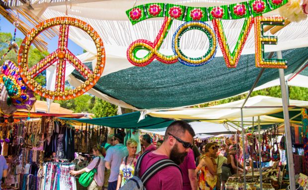 L'Ajuntament de Santa Eulària des Riu felicita les parts per l'acord per mantenir obert el Hippy Market