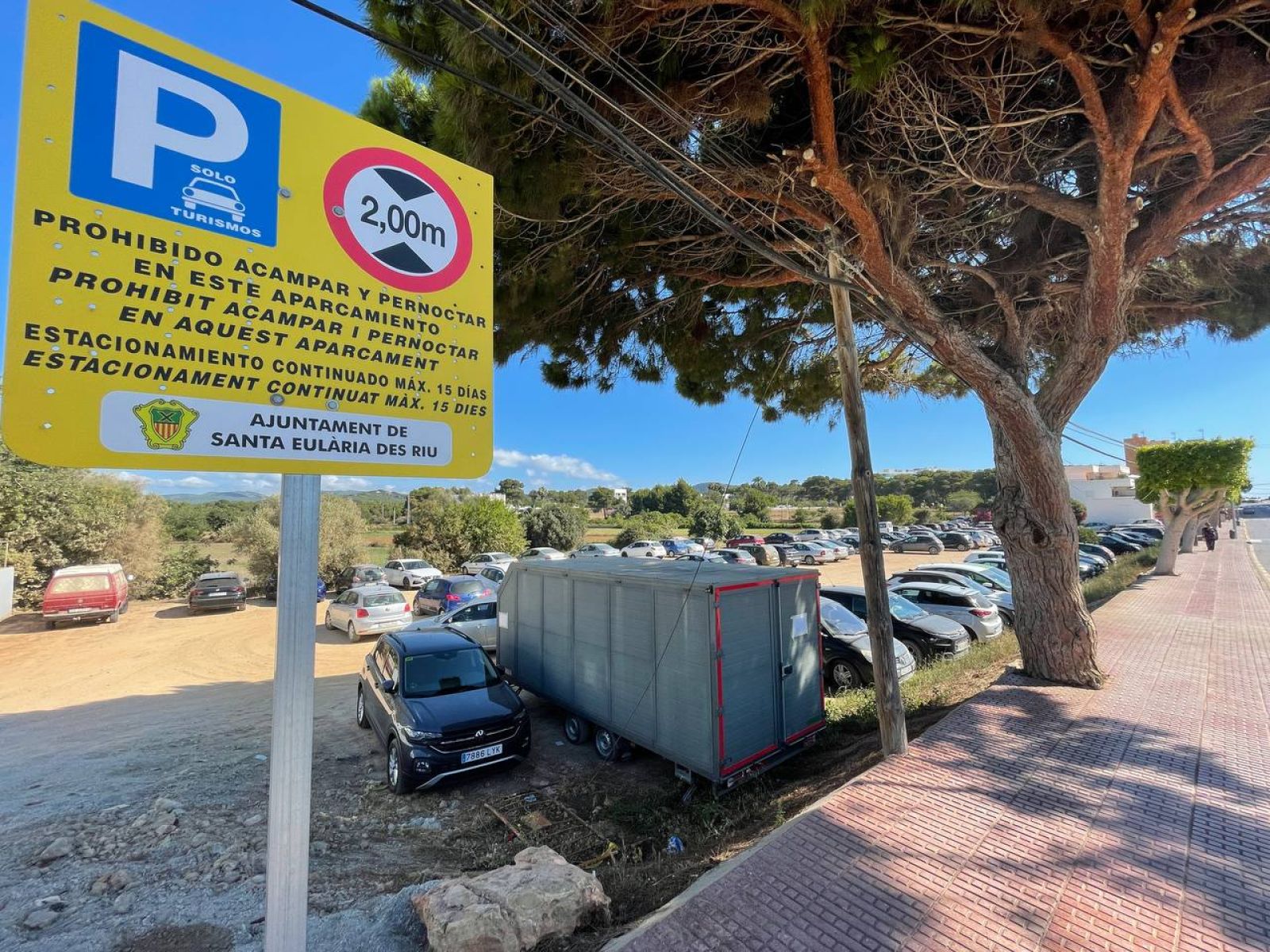 El Ayuntamiento ejecuta obras por valor de 200.000 euros, alquila un terreno para construir un parque infantil y abre tres estacionamientos disuasorios gratuitos en es Canar