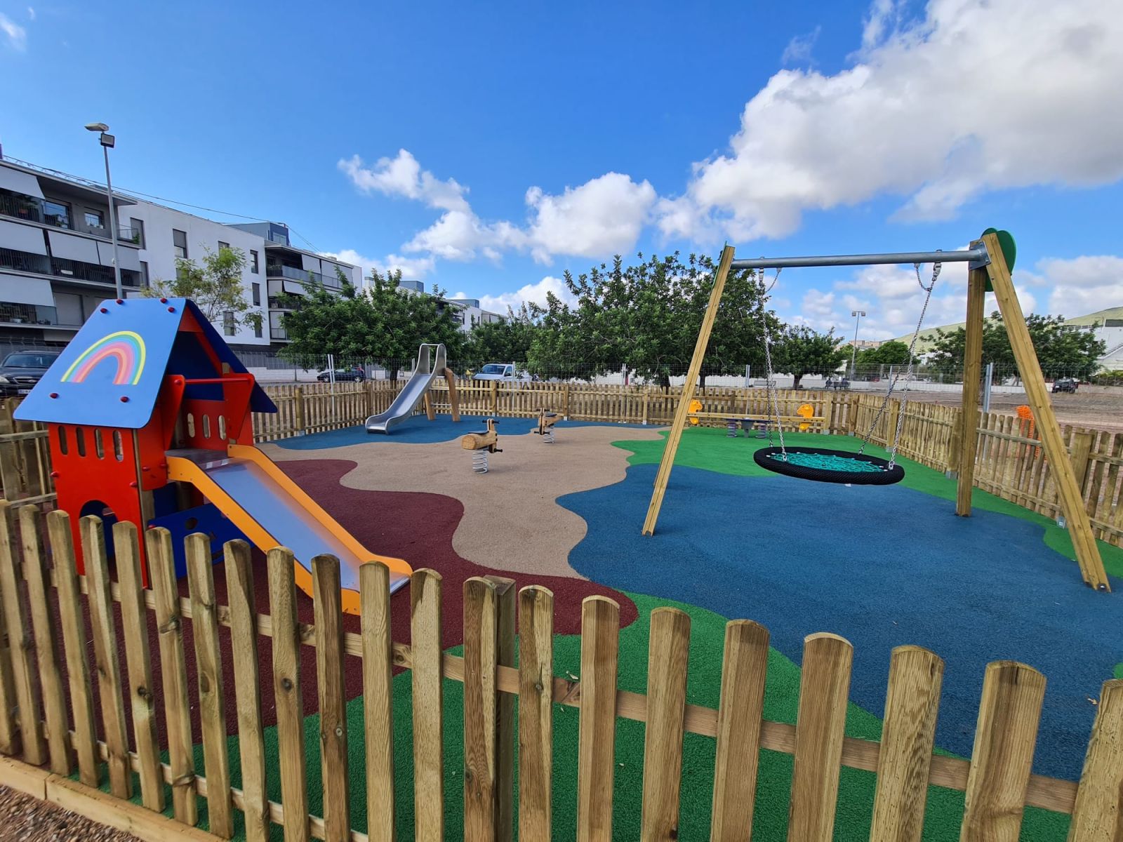 Tobogan, gronxadors, balancins i altres instal·lacions de jeure al nou parc infantil 'Es Garrovers' de s'Olivera