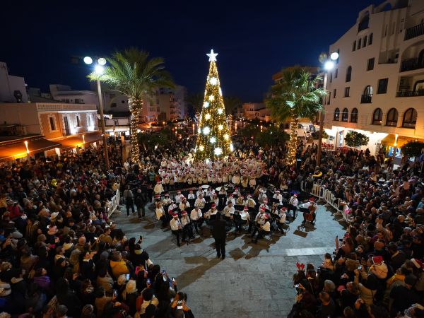 La magia de la luz y de la música dan la bienvenida a la Navidad en Santa Eulària