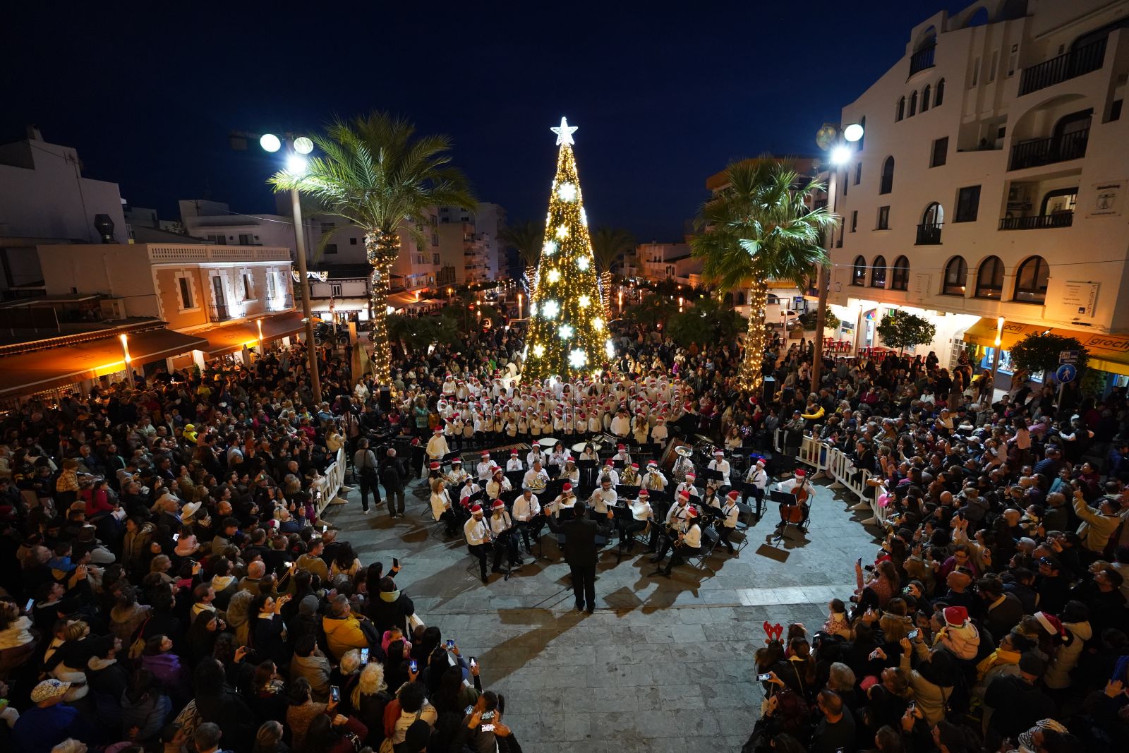 La magia de la luz y de la música dan la bienvenida a la Navidad en Santa Eulària