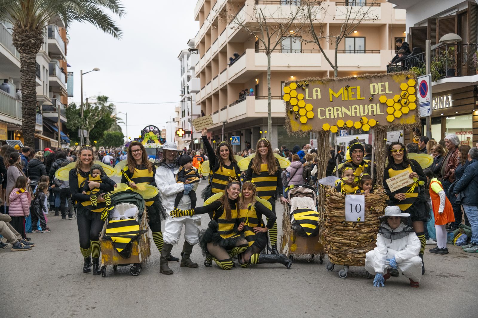 La Rua de Carnaval de Santa Eulària des Riu, tot un èxit de color i participació tot i el mal temps