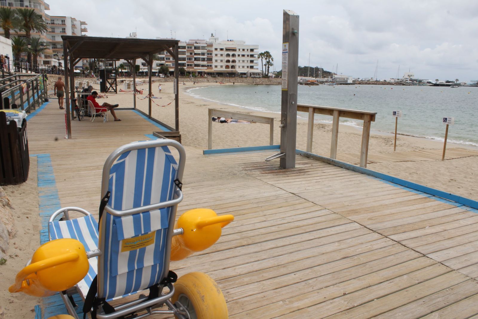 El servicio de baño asistido para personas con necesidades especiales de movilidad ya está en marcha en la playa de Santa Eulària
