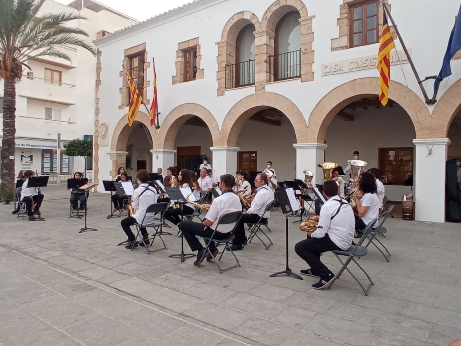La Banda Municipal de Santa Eulària des Riu realitzarà aquest dissabte un concert amb peces adaptades d'estils que van des del pop al jazz passant per ritmes llatins