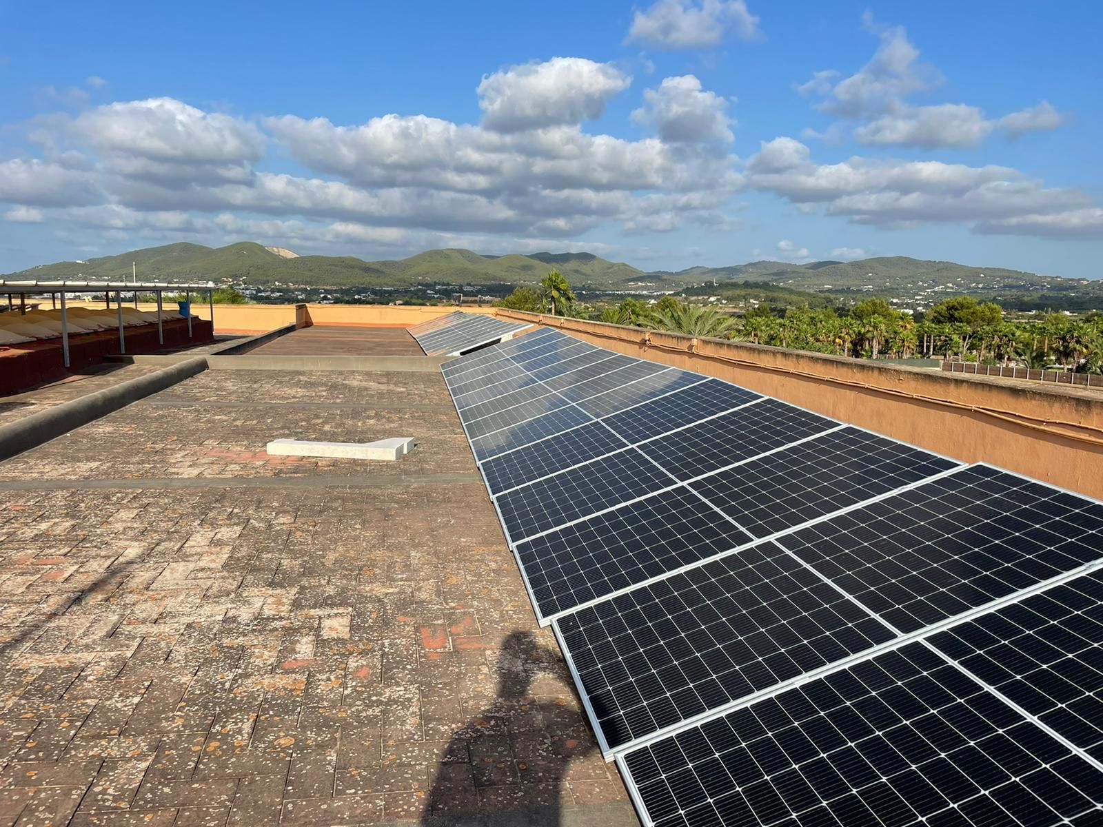 Finaliza la instalación de 84 paneles solares en el colegio de Jesús de que evitarán la emisión de 12 toneladas de C02 al año, cifra equivalente a lo que absorben 560 árboles