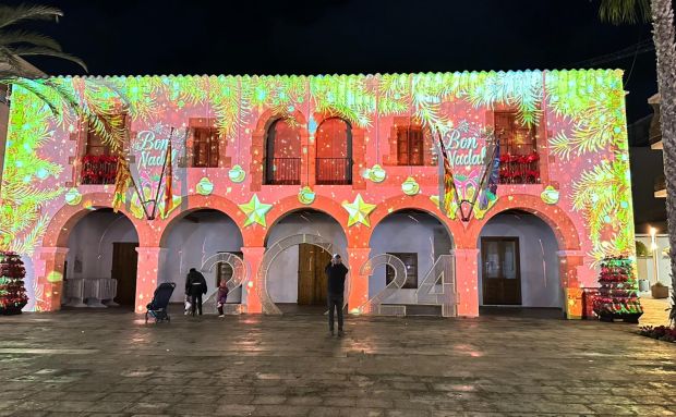 L'ajuntament de Santa Eulària es vesteix de color amb un vídeo mapping nadalenc