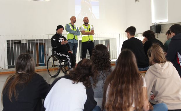 Xerrades de seguretat viària per als alumnes del Quartó del Rei amb el basquetbolista amb mobilitat reduïda Pablo Hempler