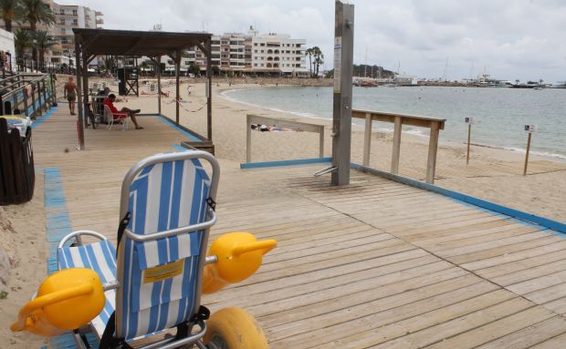 El servicio de baño asistido para personas con necesidades especiales de movilidad ya está en marcha en la playa de Santa Eulària