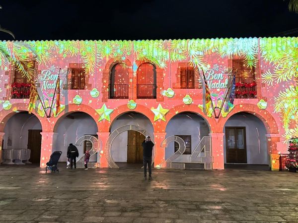 L'ajuntament de Santa Eulària es vesteix de color amb un vídeo mapping nadalenc