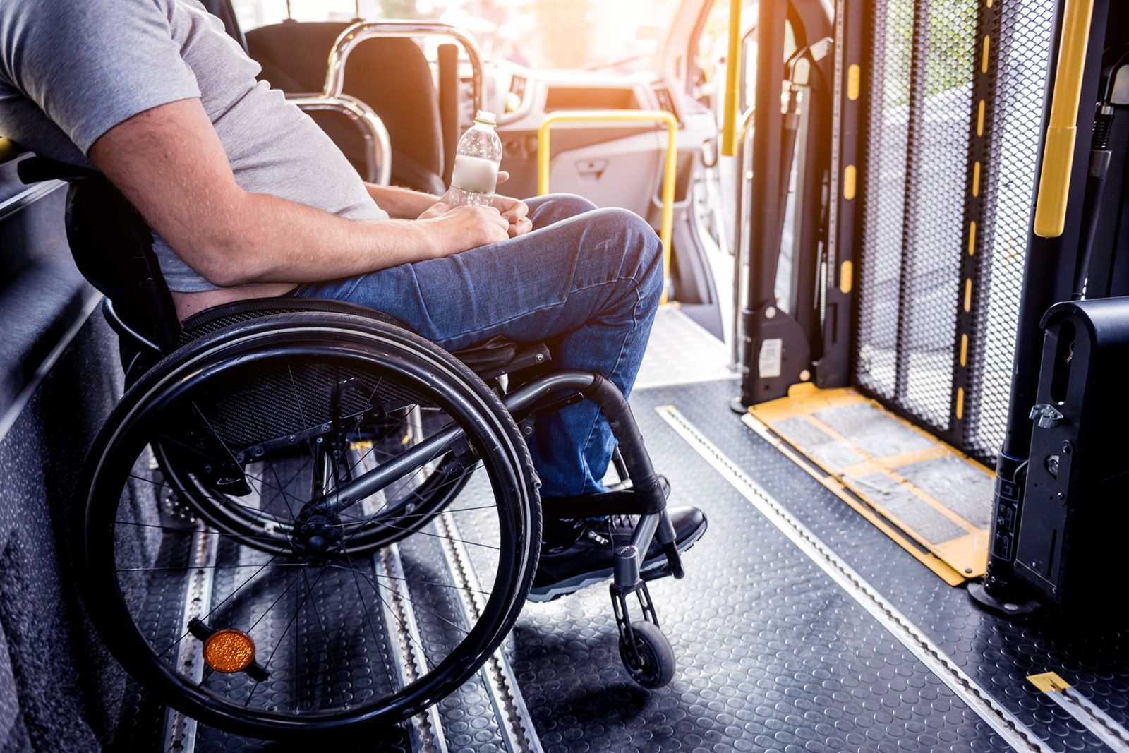 Servicios gratuitos de autobús y taxi para personas con movilidad reducida para facilitar la participación en el cribado que empieza mañana