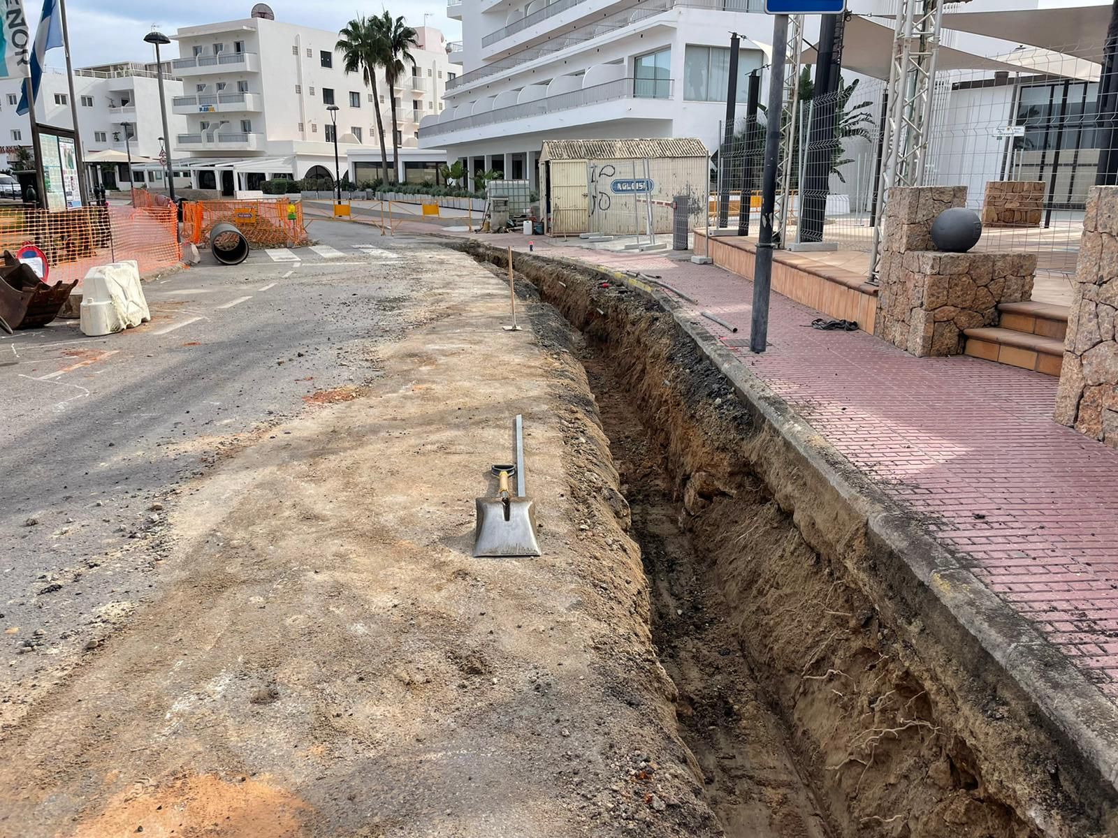 The pedestrianization works of the Es Canar promenade have begun after the postponement agreed with the neighbours so as not to interfere with the season
