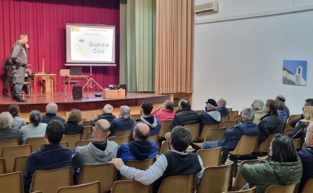 70 residentes en Sant Carles acuden a una charla de la Guardia Civil para prevenir robos en casas en entornos rurales   
