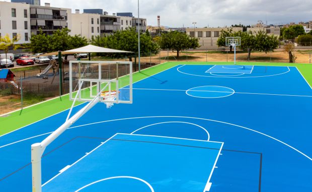 Estrenada la nueva pista de baloncesto de s’Olivera que ofrecerá más espacio para el deporte al colegio y al club deportivo