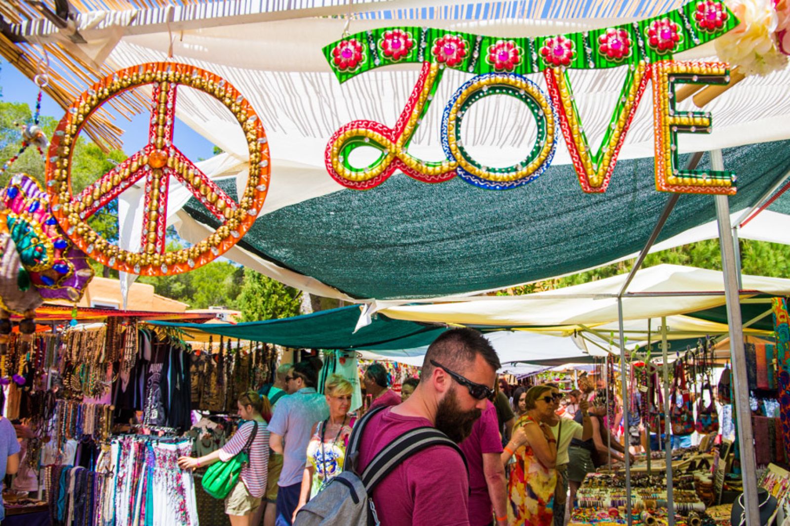 L'Ajuntament de Santa Eulària des Riu felicita les parts per l'acord per mantenir obert el Hippy Market