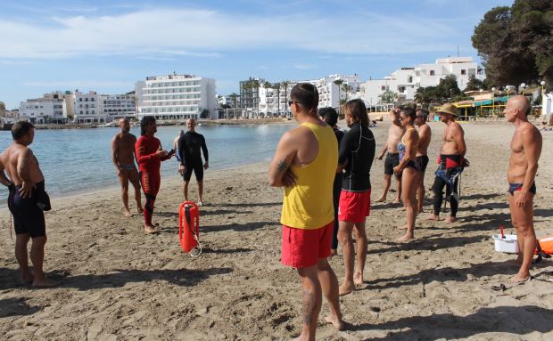El Socorrismo en playas se inicia el 1 de mayo, rozará los 30 rescatistas y se complementará con baño adaptado para personas con movilidad reducida en tres playas