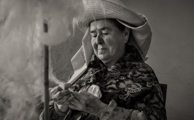 Una imagen en blanco y negro de una ‘filadora’ vestida de payesa, ganadora del III Concurso de Fotografía Fiestas de Santa Eulària