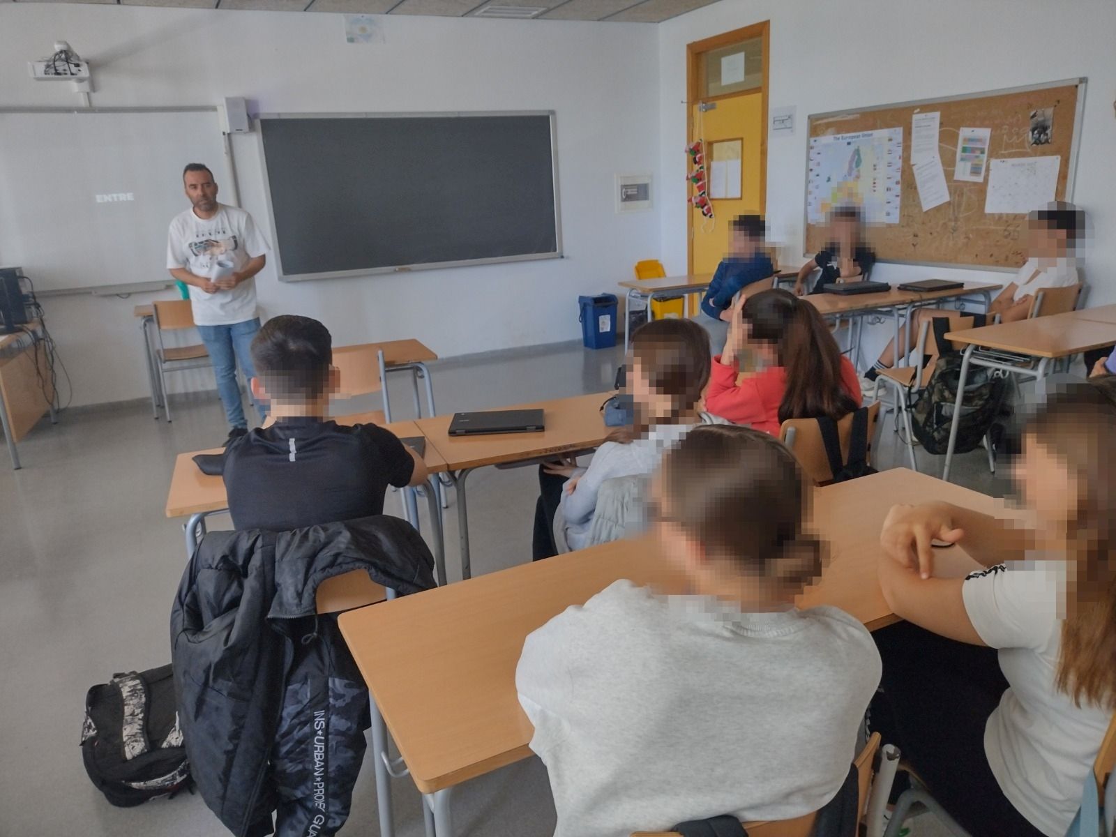Alrededor de 150 alumnos reciben claves para combatir el acoso escolar gracias al departamento de Policía Tutor del Ayuntamiento de Santa Eulària des Riu