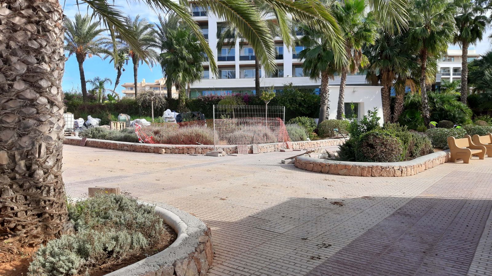 Work started to reduce water consumption in the planters of Santa Eulària Promenade
