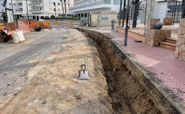 Iniciadas las obras de peatonalización del paseo marítimo de es Canar tras el aplazamiento acordado con los vecinos para no interferir en la temporada