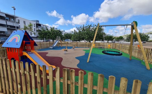 Tobogán, columpios, balancines y demás instalaciones de recreo en el nuevo parque infantil ‘Es Garrovers’ de s’Olivera