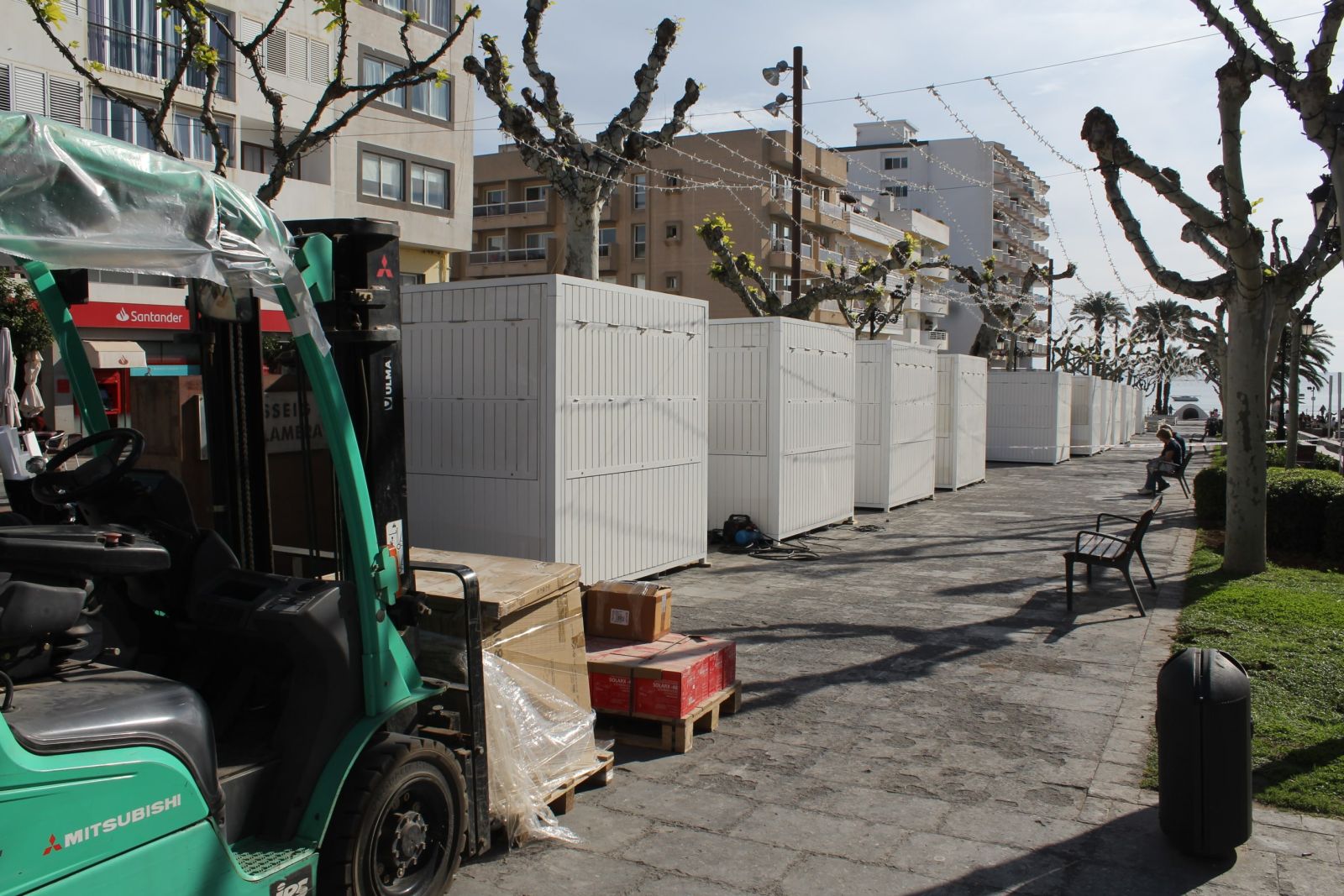 Instalación de las nuevas casetas desmontables del mercadillo de s’Alamera, parte del proyecto de dinamización económica de creación de un Centro Comercial Abierto en Santa Eulària