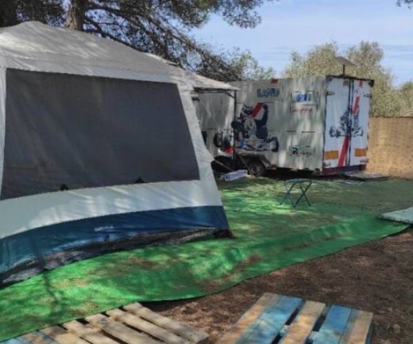 El Ayuntamiento de Santa Eulària abre expediente sancionador contra la propiedad de una finca rústica y el promotor de un camping ilegal en Santa Gertrudis