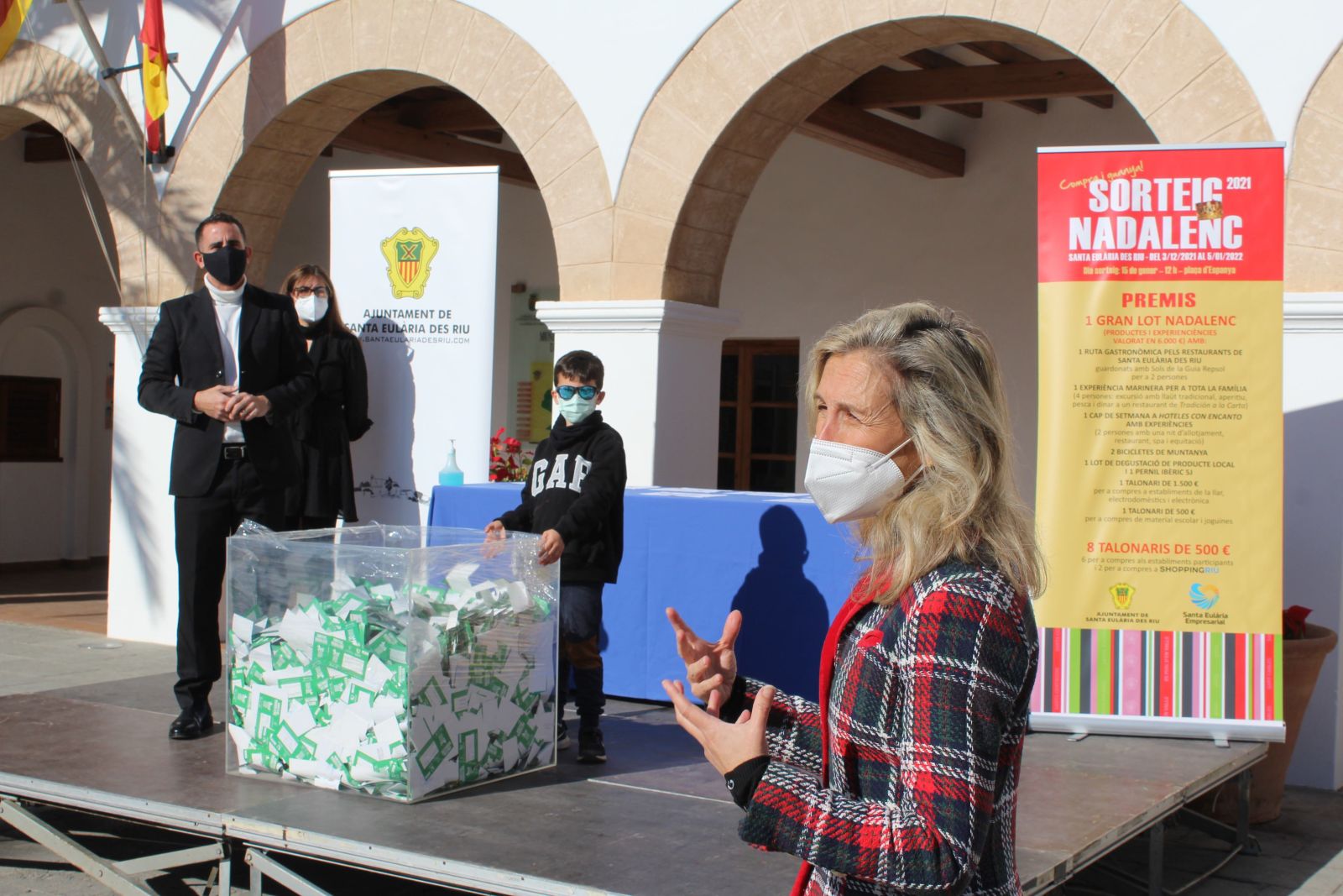 María Elena Amorós Guasch, ganadora del primer premio del concurso para promover el comercio local en Navidad que ha contado con 10.000 euros en premios