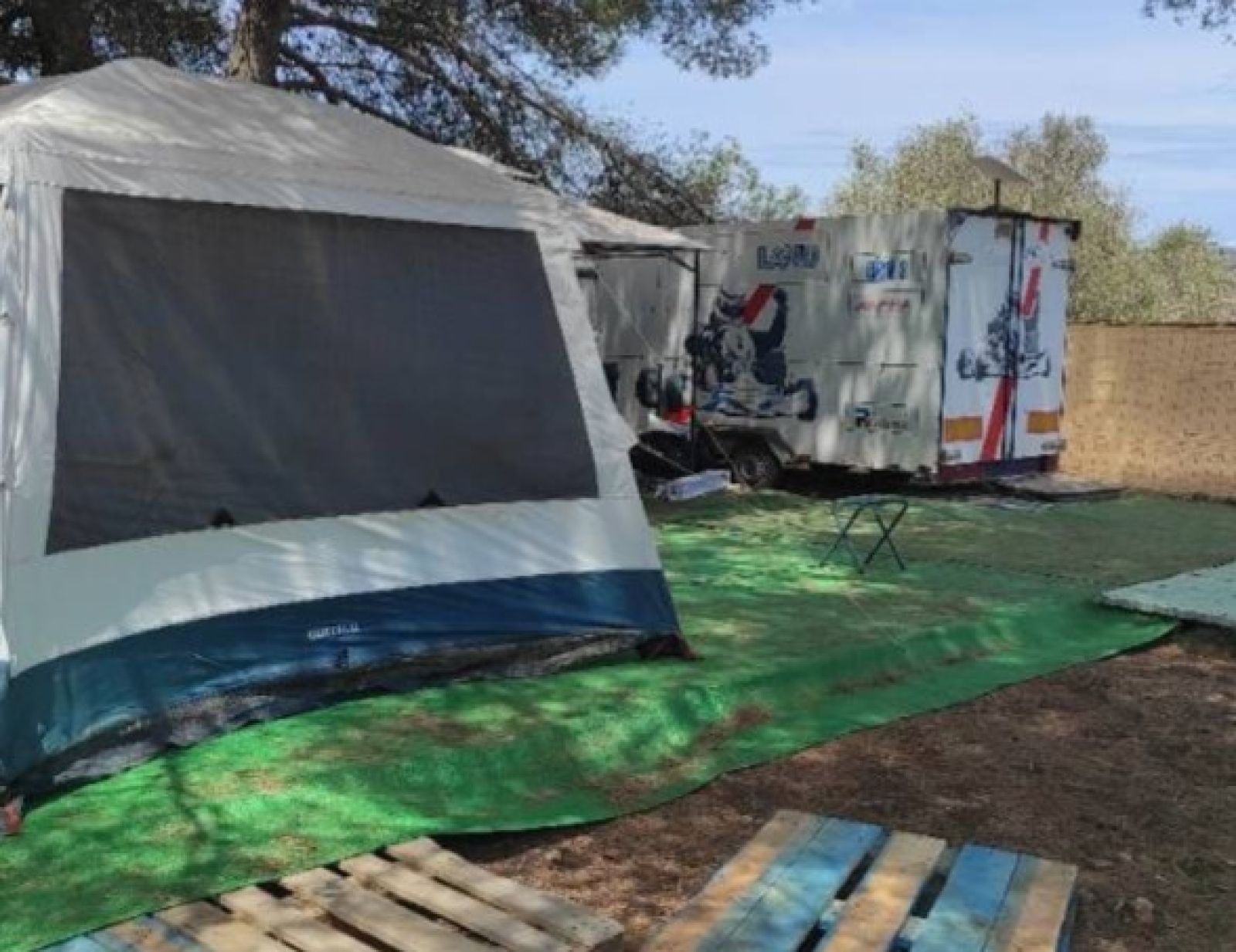 El Ayuntamiento de Santa Eulària abre expediente sancionador contra la propiedad de una finca rústica y el promotor de un camping ilegal en Santa Gertrudis