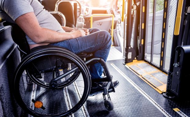 Servicios gratuitos de autobús y taxi para personas con movilidad reducida para facilitar la participación en el cribado que empieza mañana